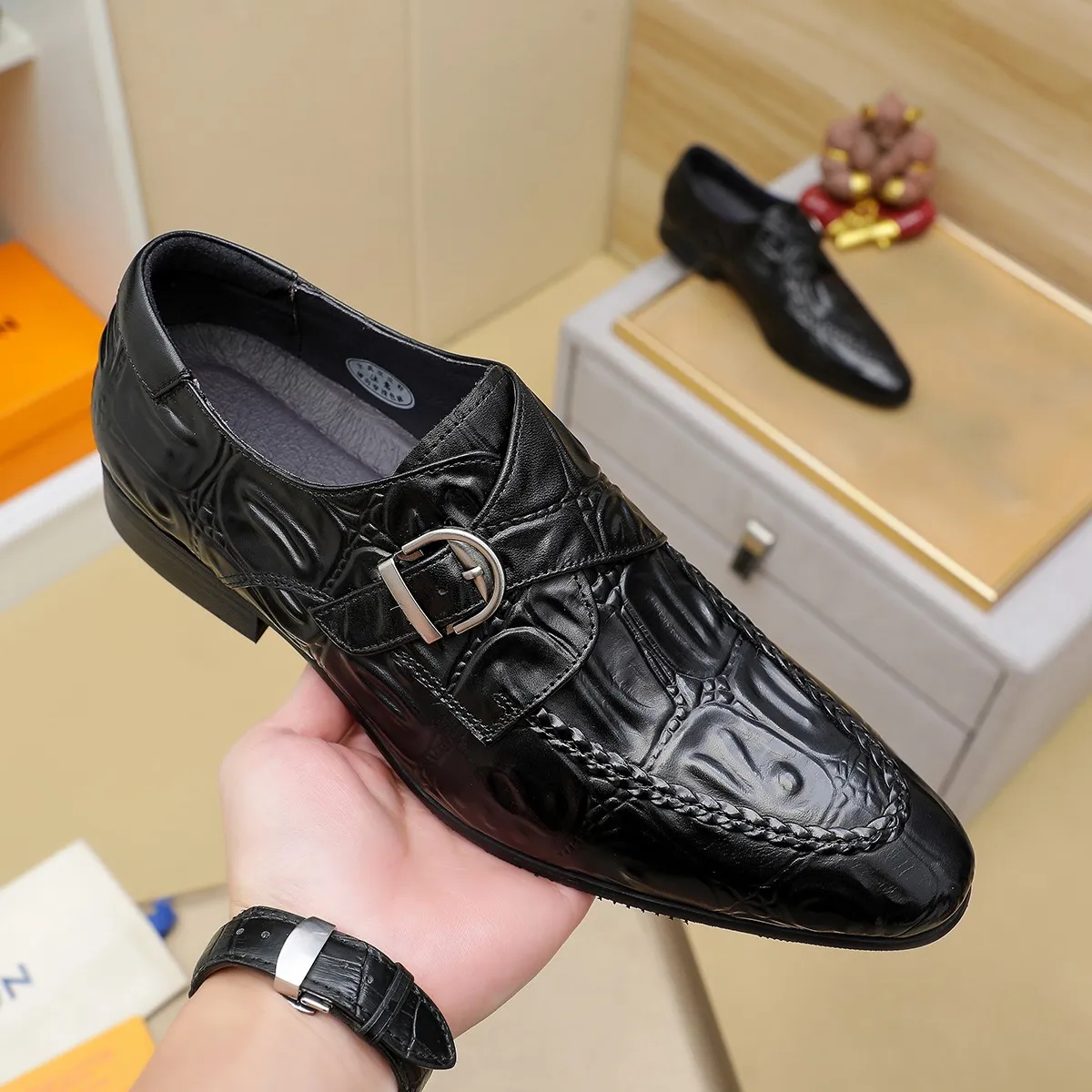 Men's shoes 💰540 💰 Louis Vuitton LV ® Autumn and Winter 🆕 models 🔛Full shoe counter First layer cowhide, 🐂leather lining casual shoes for men, super soft outsole, essential for driving. Counter synchronized original first layer cowhide completely 1:1 mold customization 🌹Top version, 2 colors optional! Number: 38-45 (37.46. Customized)